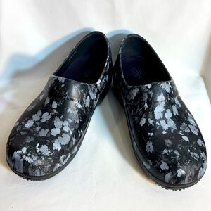 CROCS Sz 8 Dual Comfort Black Abstract Floral Slip on Clogs